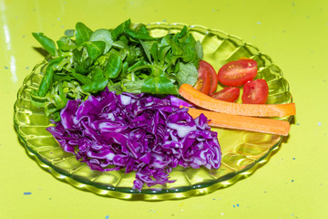 Ensalada de tomate, espinacas, col lombarda y zanahoria.