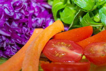 Ensalada de tomate, espinacas, col lombarda y zanahoria.