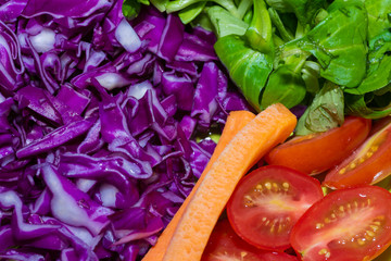 Ensalada de tomate, espinacas, col lombarda y zanahoria.