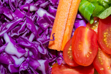 Ensalada de tomate, espinacas, col lombarda y zanahoria.