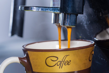 Haciendo café expresso.