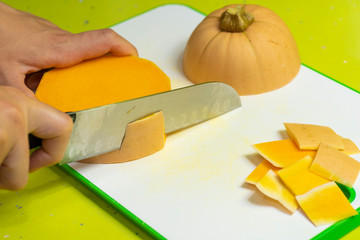 Cortando una calabaza.