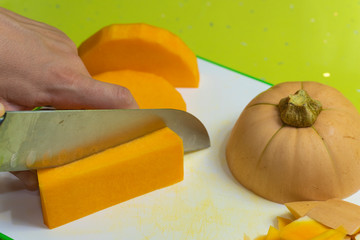 Cortando una calabaza.