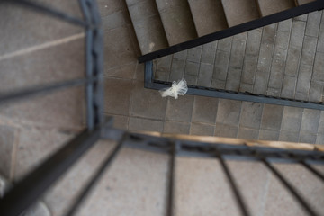 Obraz premium An outdoor staircase in golden section with a white wedding bow tied to it