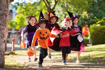Rolgordijnen Truc of traktatie voor kinderen. Halloween-pret voor kinderen. © famveldman