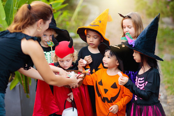 Kids trick or treat. Halloween. Child at door. - obrazy, fototapety, plakaty