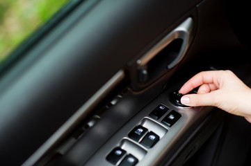 Obraz premium the girl is going to adjust the position of the rear-view mirrors in the car