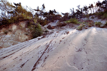 Malownicze klify zniszczony przez morze na wyspie Wolin - obrazy, fototapety, plakaty