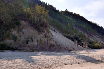 Malownicze klify zniszczony przez morze na wyspie Wolin