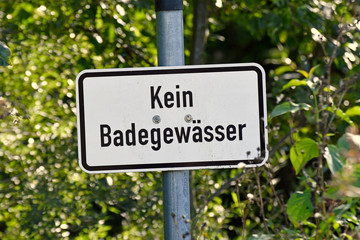 schild am teichufer 
