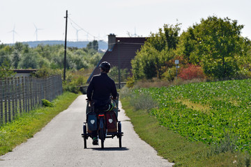 Obraz premium dreiradfahrer auf einem feldweg
