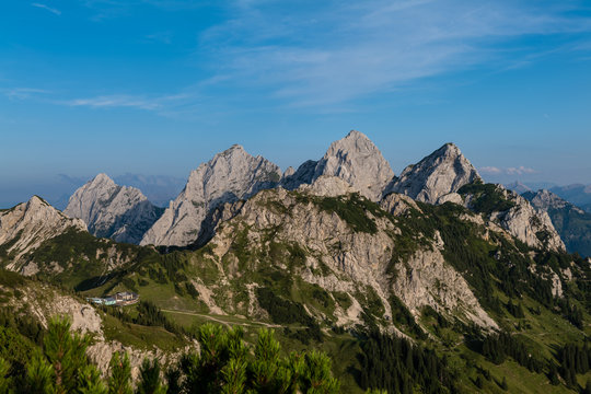 Detailblick &uuml;ber das F&uuml;ssener J&ouml;chle und die L&auml;uferspitze zur Nordseite der Gehrenspitze, Gimpel und der Roten Fl&uuml;h am fr&uuml;hen Abend im Sommer bei blauem Himmel mit leichter Wolkenzeichnung