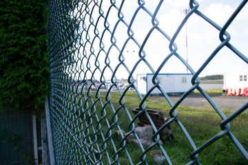 Valla de rejas en el aeropuerto
