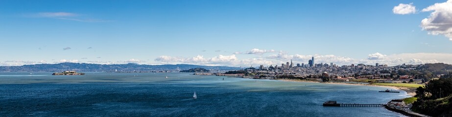 Fototapeta na wymiar Large panorama of the the San Francisco skyline, alcatraz island and crissy field
