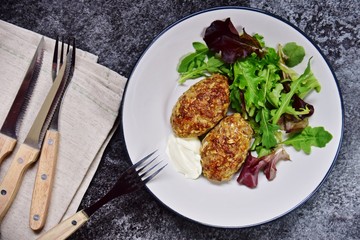 Meat patties with fresh salad leaves 