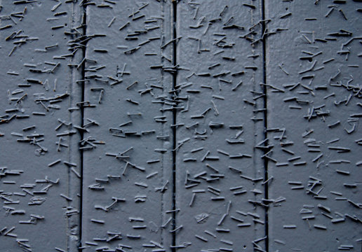 Pared abstracta con grapas