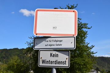 WArnschilder am Rhein
