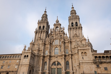 Fototapeta na wymiar Fachada del Obradoiro de la Catedral de Santiago de Compostela en un dia nublado
