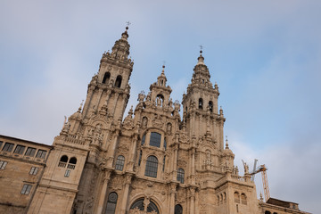 Fototapeta na wymiar Fachada del Obradoiro de la Catedral de Santiago de Compostela en un dia nublado