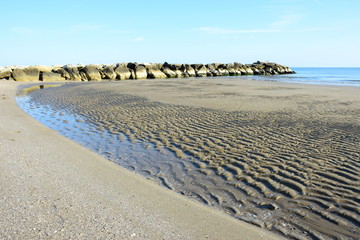 Ebbe am frühen Morgen an der Adria - Wellenmuster im Sand am Meeresboden