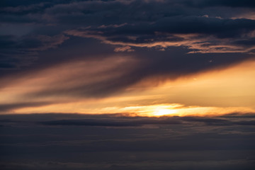 Dramatische Wolkenformation im Sonnenuntergang
