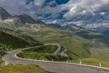 Wunderschöne Erkundungstour durch die Berge der Schweiz. - Furka Pass/Schweiz