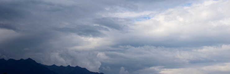 Bergkamm der Alpen mit dunklen bedrohlichen Gewitterwolken - Wettereinbruch in den Bergen