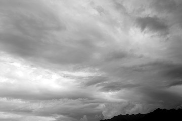 Bergkamm der Alpen mit dunklen bedrohlichen Gewitterwolken - Wettereinbruch in den Bergen