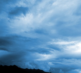Faszinierende Wolkenbilder mit Bergkamm - abstrakt blau t&uuml;rkis