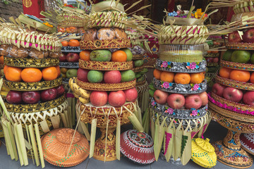 Fototapeta premium temple offerings of fruits and baskets in bali indonesia