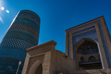 Chiwa, Kalta Minor Minarett mit Medrese Muhammad Amin Chan