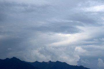 Faszinierende Regenwolken am Himmel, düster und bedrohlich