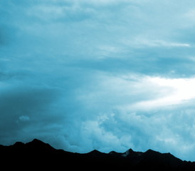 Hintergrund Wolken vor dunklen Bergkamm - abstrakt Textfreiraum