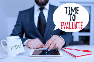 Obraz premium Writing note showing Time To Evaluate. Business concept for judge something with respect to its worth or significance