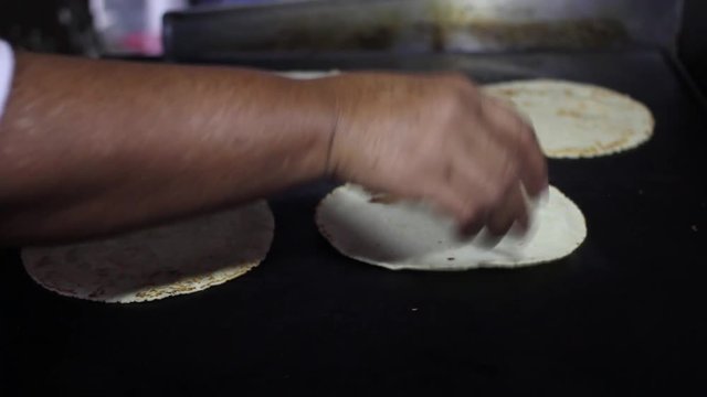 Tortillas de ma&iacute;z torteadas en comal tradicional mexicano