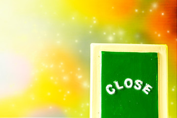 カラフルバックとキラキラとCLOSEの文字の看板
