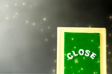 黒バックとキラキラとCLOSEの文字の看板とコピースペース