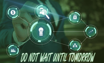 Obraz premium Pisemna notatka pokazująca Nie czekaj do jutra. Koncepcja biznesowa potrzebna do zrobienia tego od razu Pilne Lepiej zrób teraz Męski garnitur formalny prezentujący inteligentne urządzenie do prezentacji