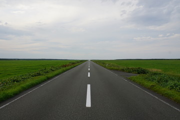 北海道　果てしなく続く直線道路