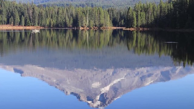 People kayaking on Lost Lake in Mt. Hood National Forest in the beautiful Pacific Northwest state of Oregon in Autumn.