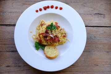 spaghetti carbonara with bacon