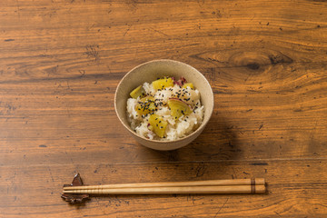 おいものおこわ　Steamed sticky rice set with sweet potato 
