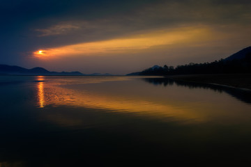 Obraz premium Sunrise over Mahanadi river, Odisha, Eastern Ghat mountain range, copy space