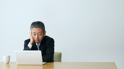 悩む中高年男性