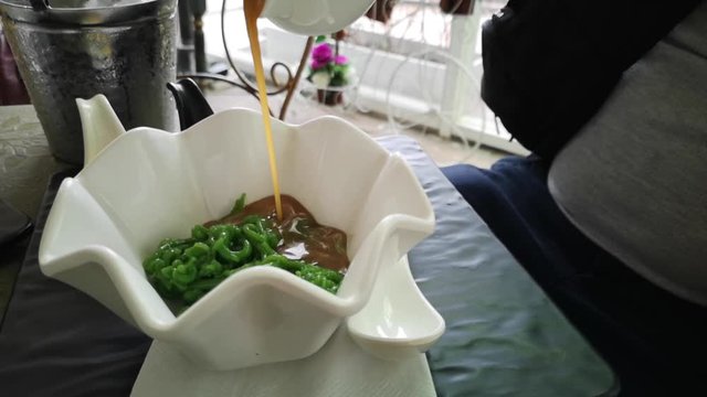 Pouring syrup into Lod Chong