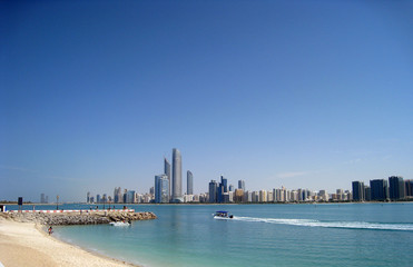 Fototapeta na wymiar Abu Dhabi skyline