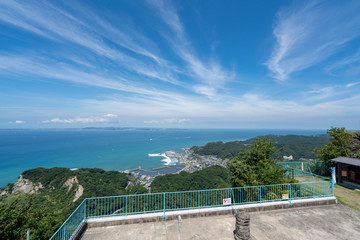 鋸山の山頂展望台から見る金谷港と東京湾の風景