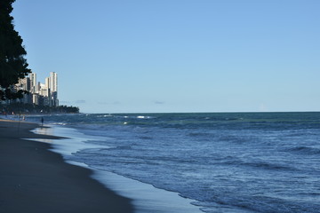 o mar da praia de boa viagem, em Recife