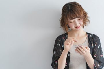 スマートフォンを使う女性