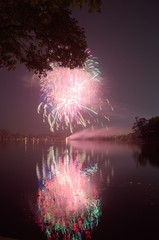 Feuerwerk über dem See mit Reflektion